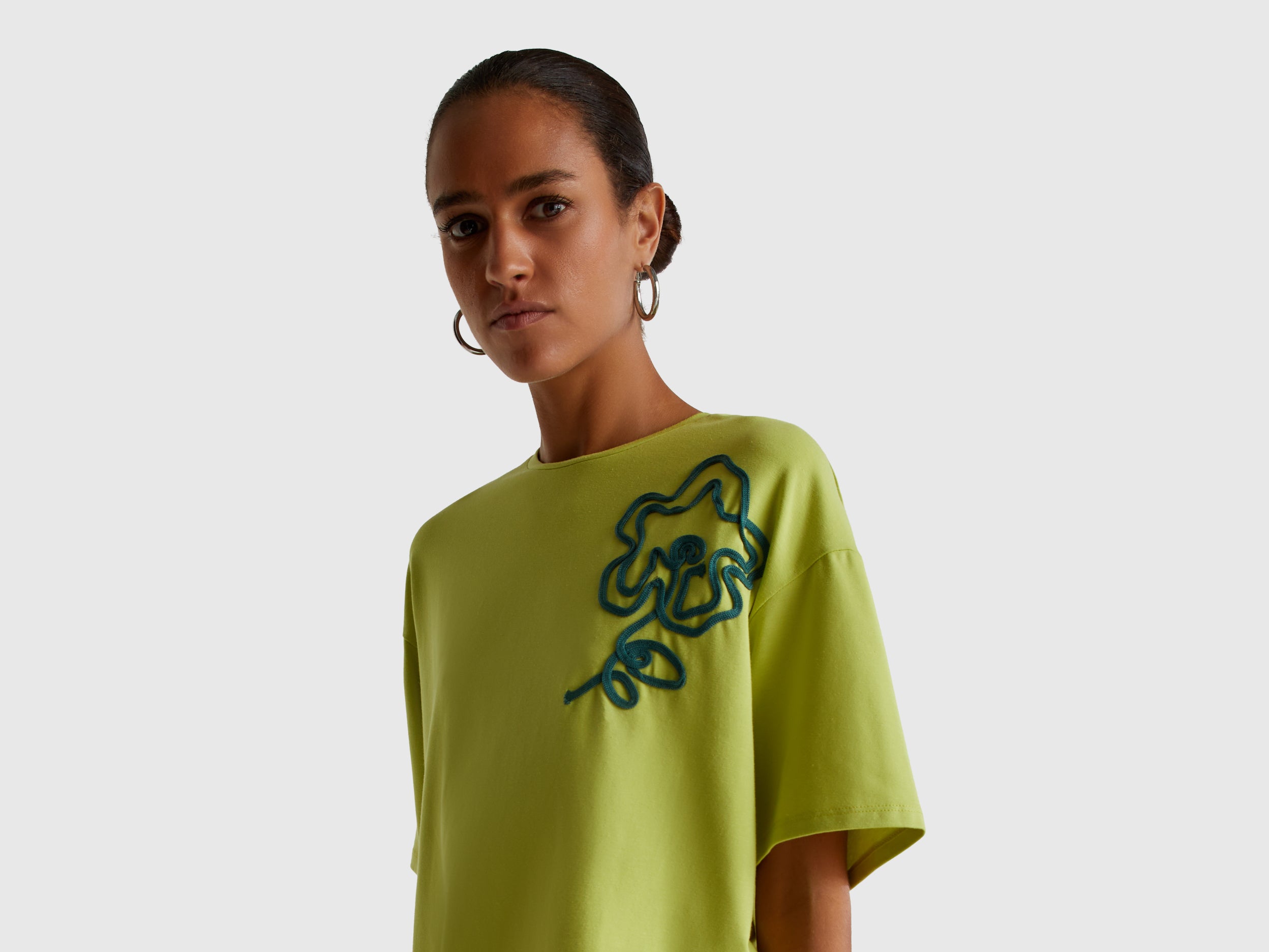 T-shirt boxy fit com aplicação - ucb_image_FY