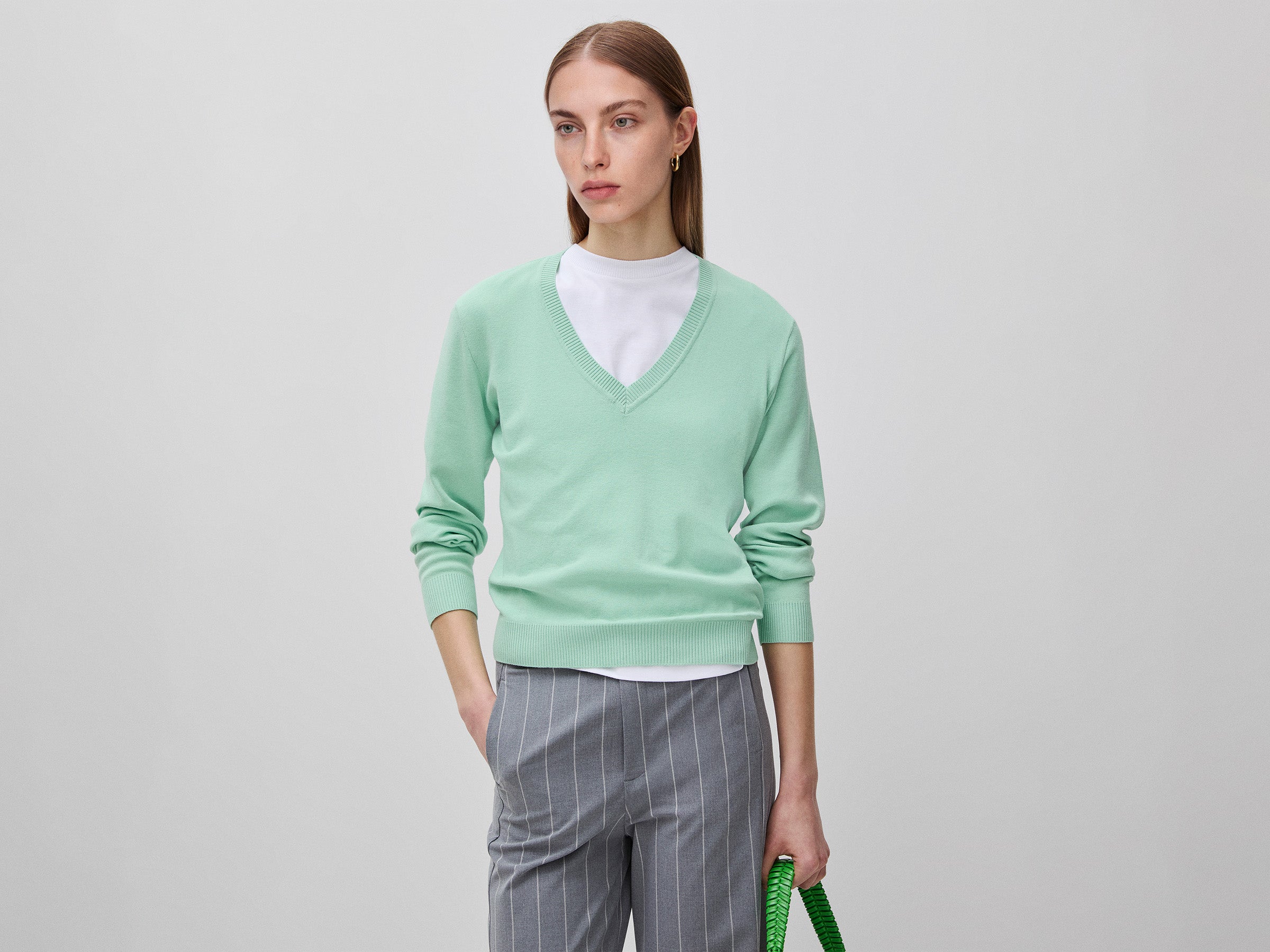 Camisola verde sálvia em algodão tricô com decote em V - ucb_image_F