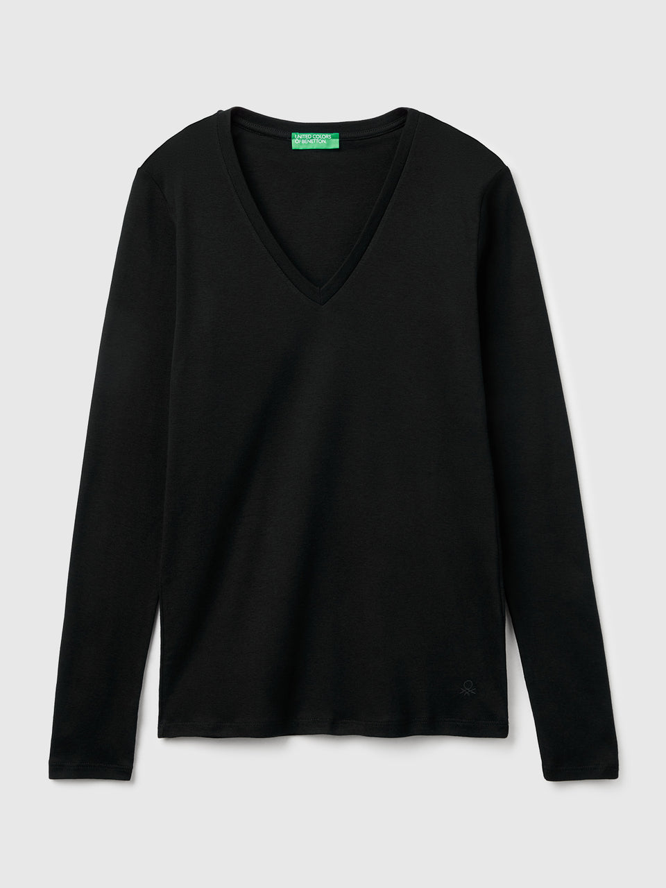 T-shirt preta com decote em V - ucb_image_FS
