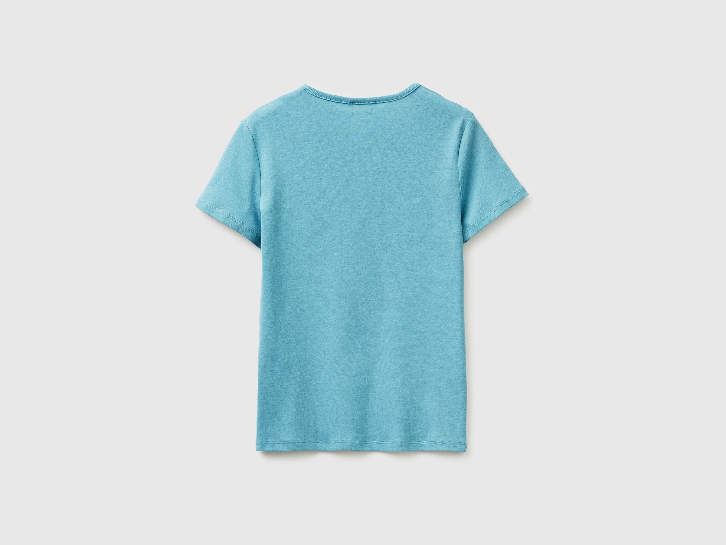 Slim fit t-shirt with V-neck - ucb_image_BS