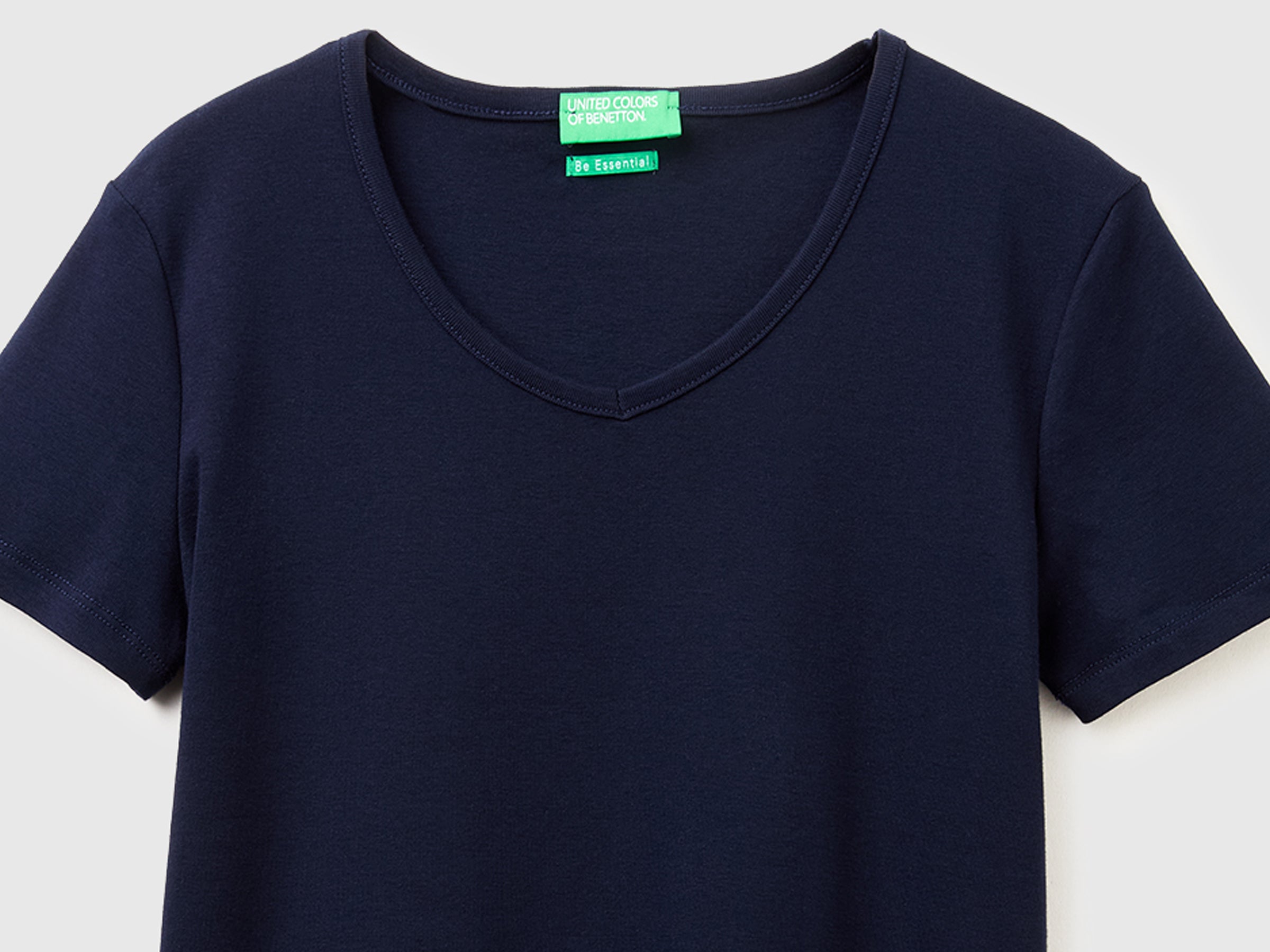 Slim fit t-shirt with V-neck - ucb_image_DS1