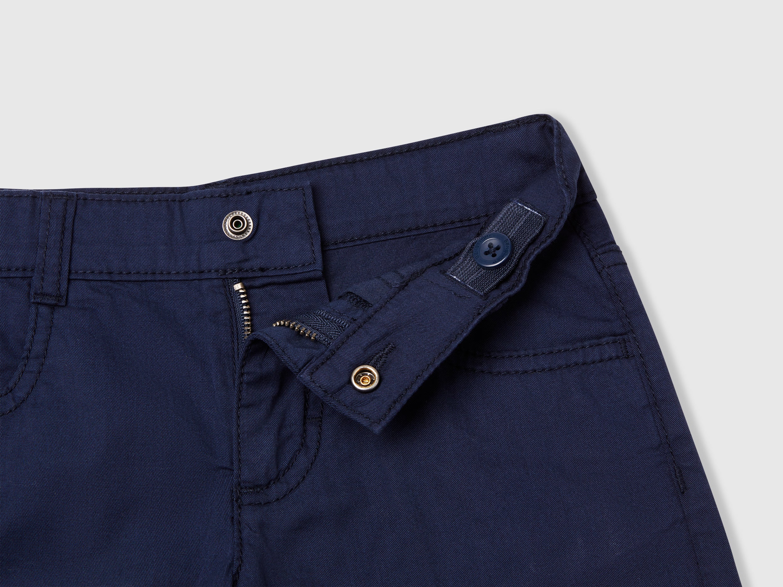 Lightweight Bermuda shorts with pockets - ucb_image_DS1