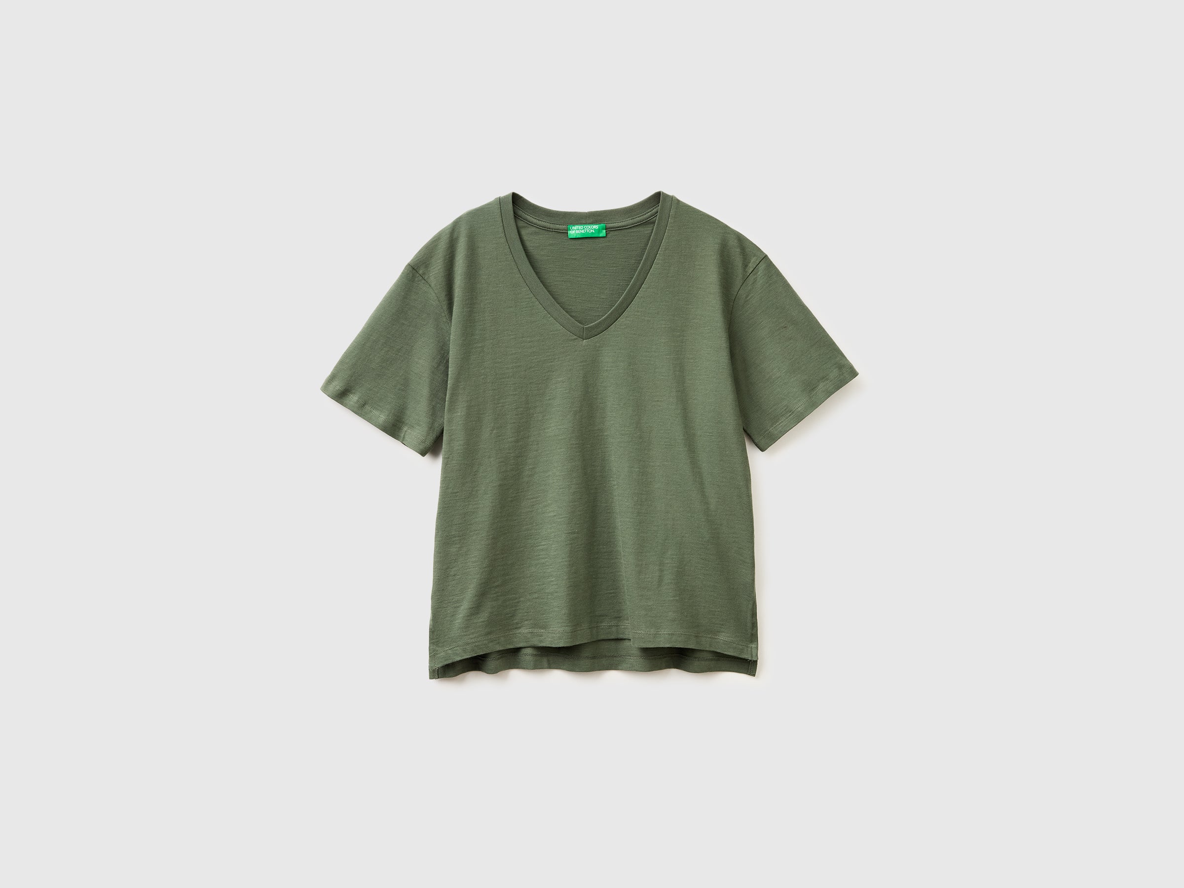 V-neck t-shirt in lightweight cotton - ucb_image_FS