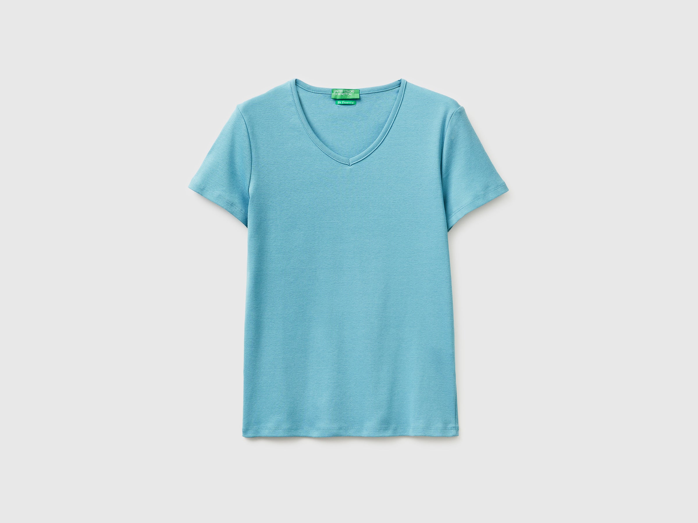 Slim fit t-shirt with V-neck - ucb_image_FS