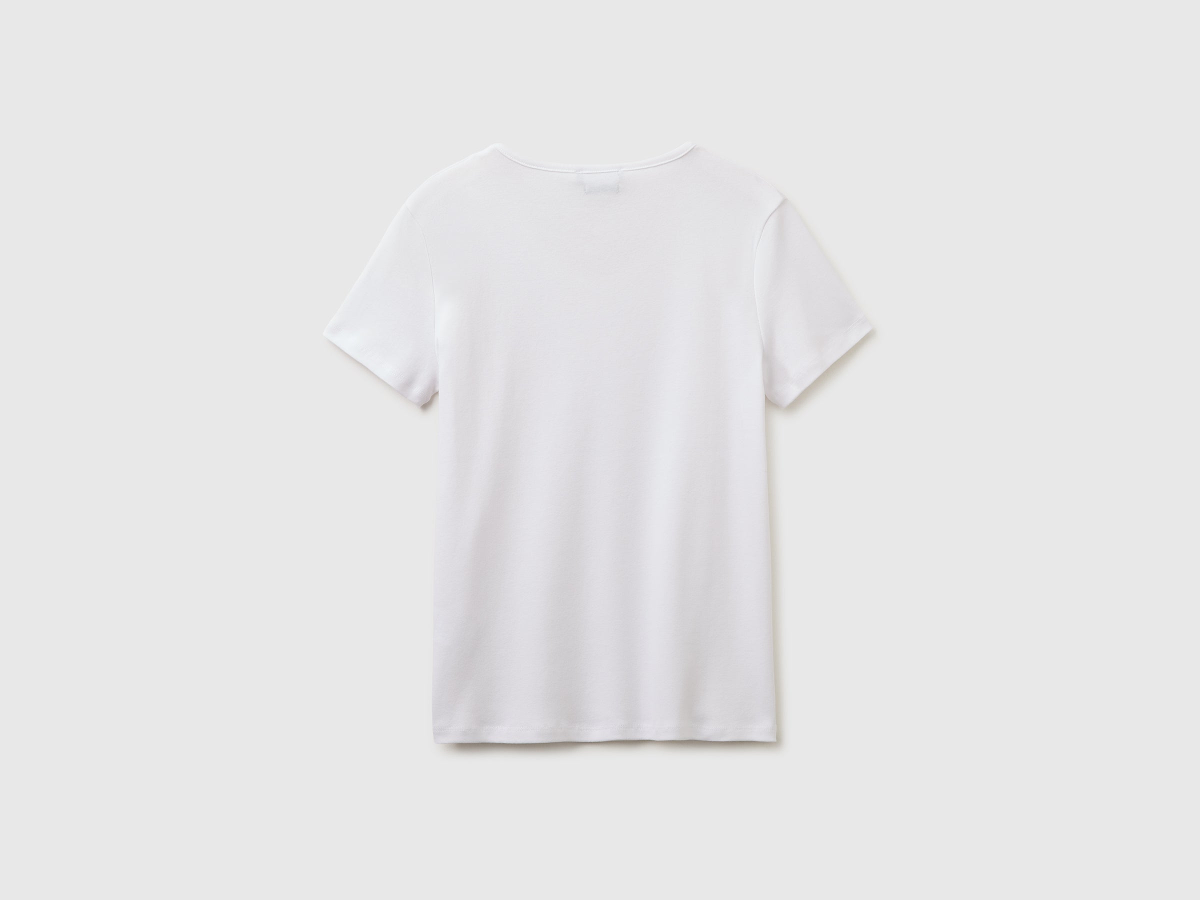 Slim fit t-shirt with V-neck - ucb_image_BS