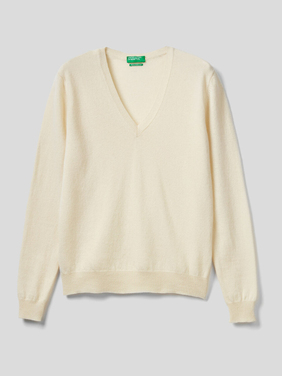 Pull avec col en V en pure laine vierge image number 1