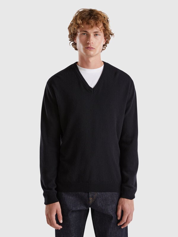 Pull noir à col en V en pure laine mérinos Homme