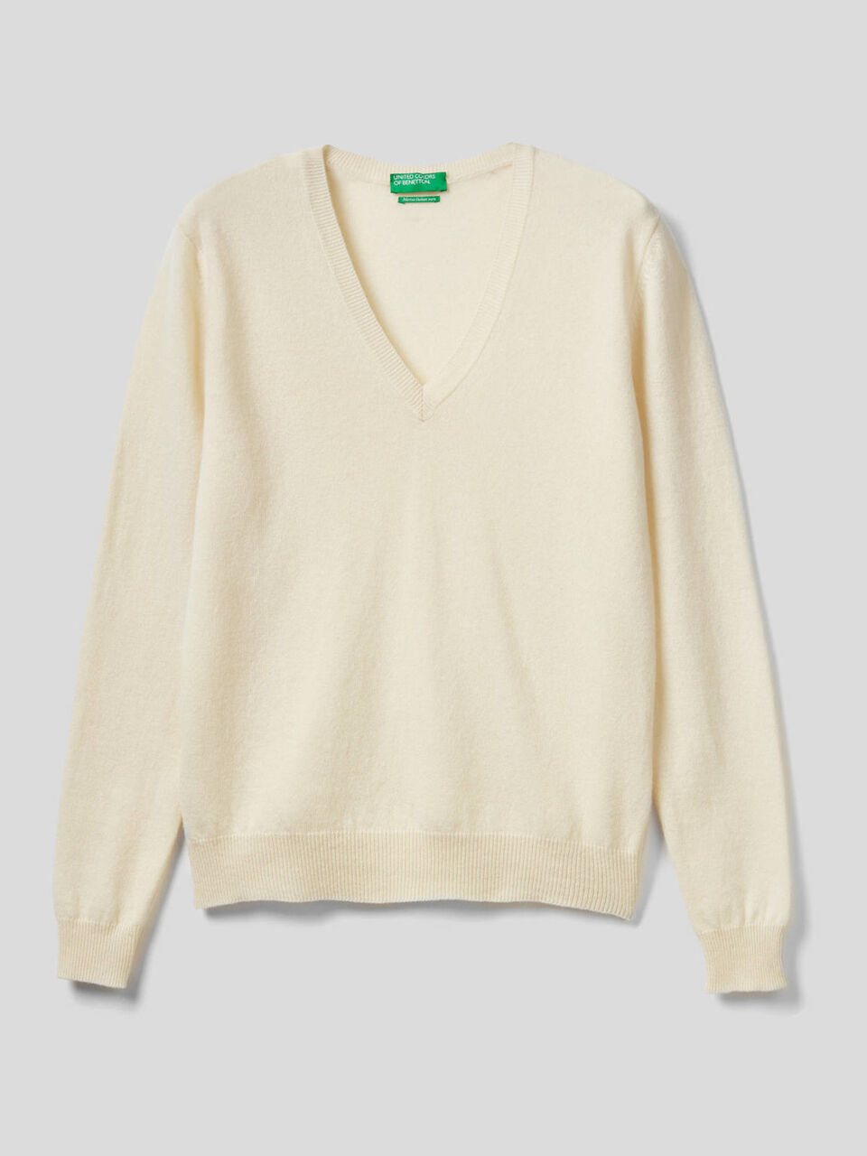 Pull avec col en V en pure laine vierge image number 1