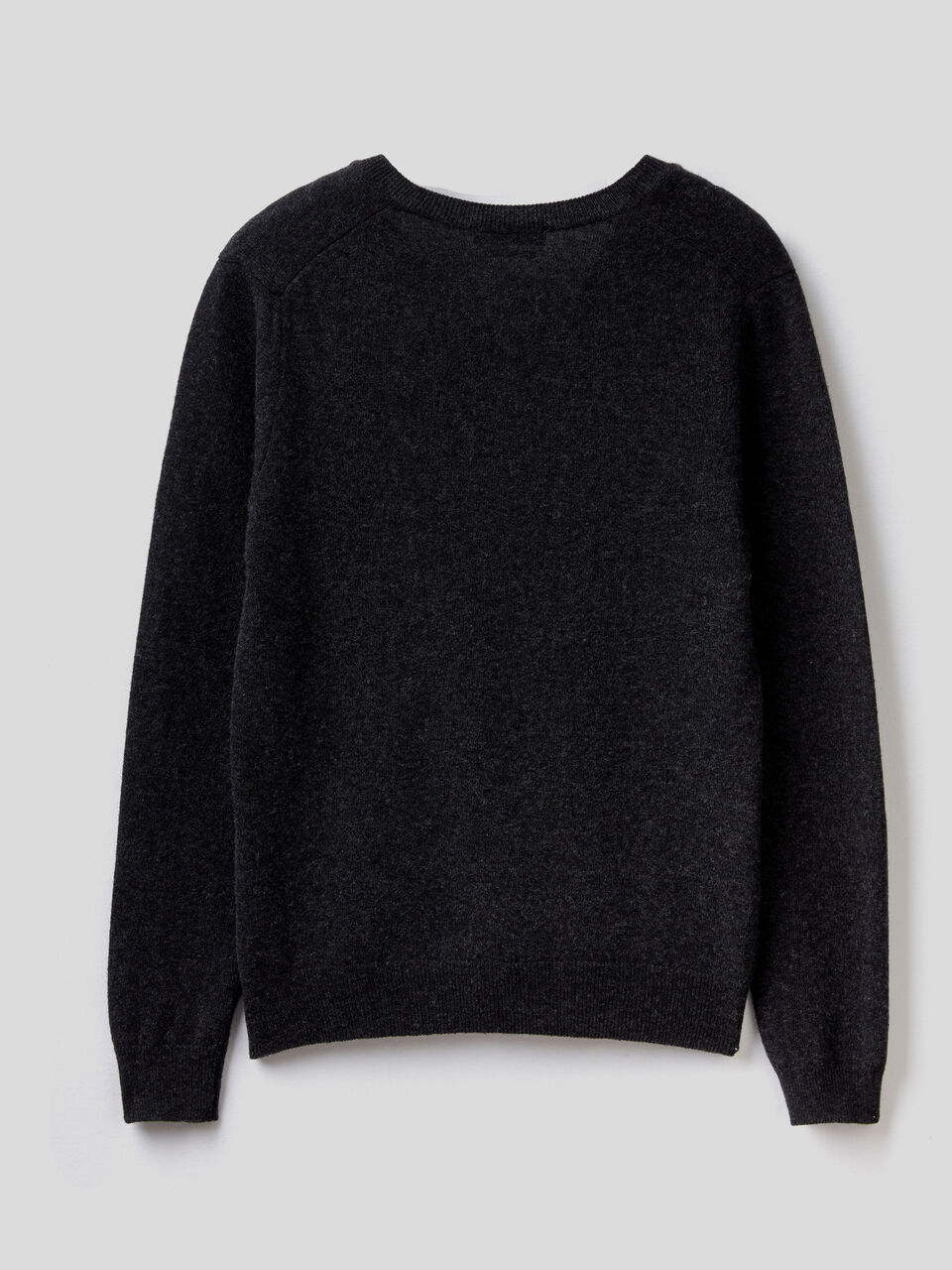 Pull avec col en V en pure laine vierge image number 2