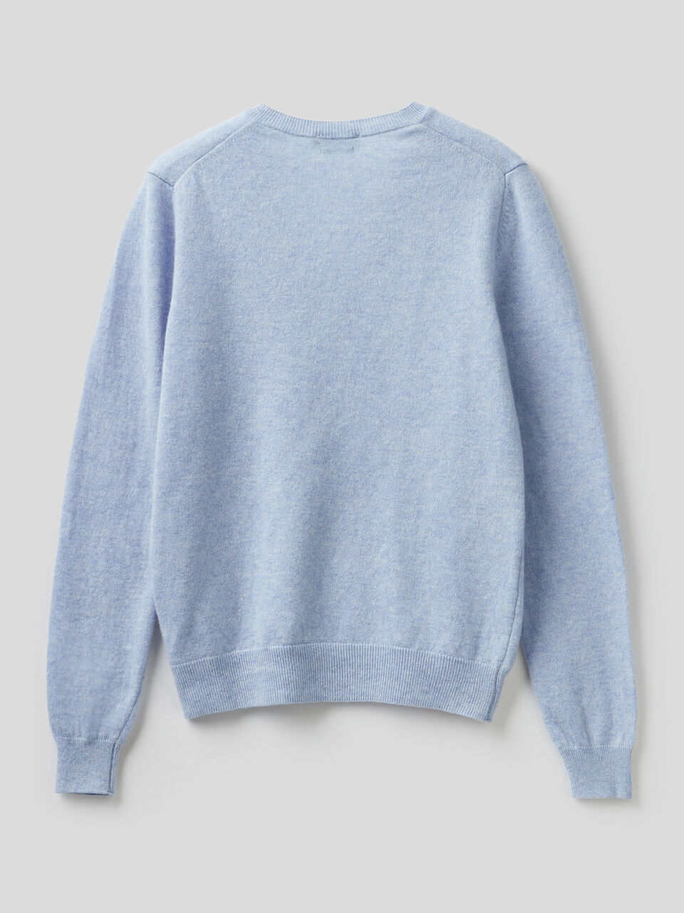 Pull avec col en V en pure laine vierge image number 2