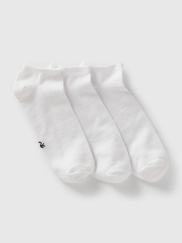 Trois paires de chaussettes courtes