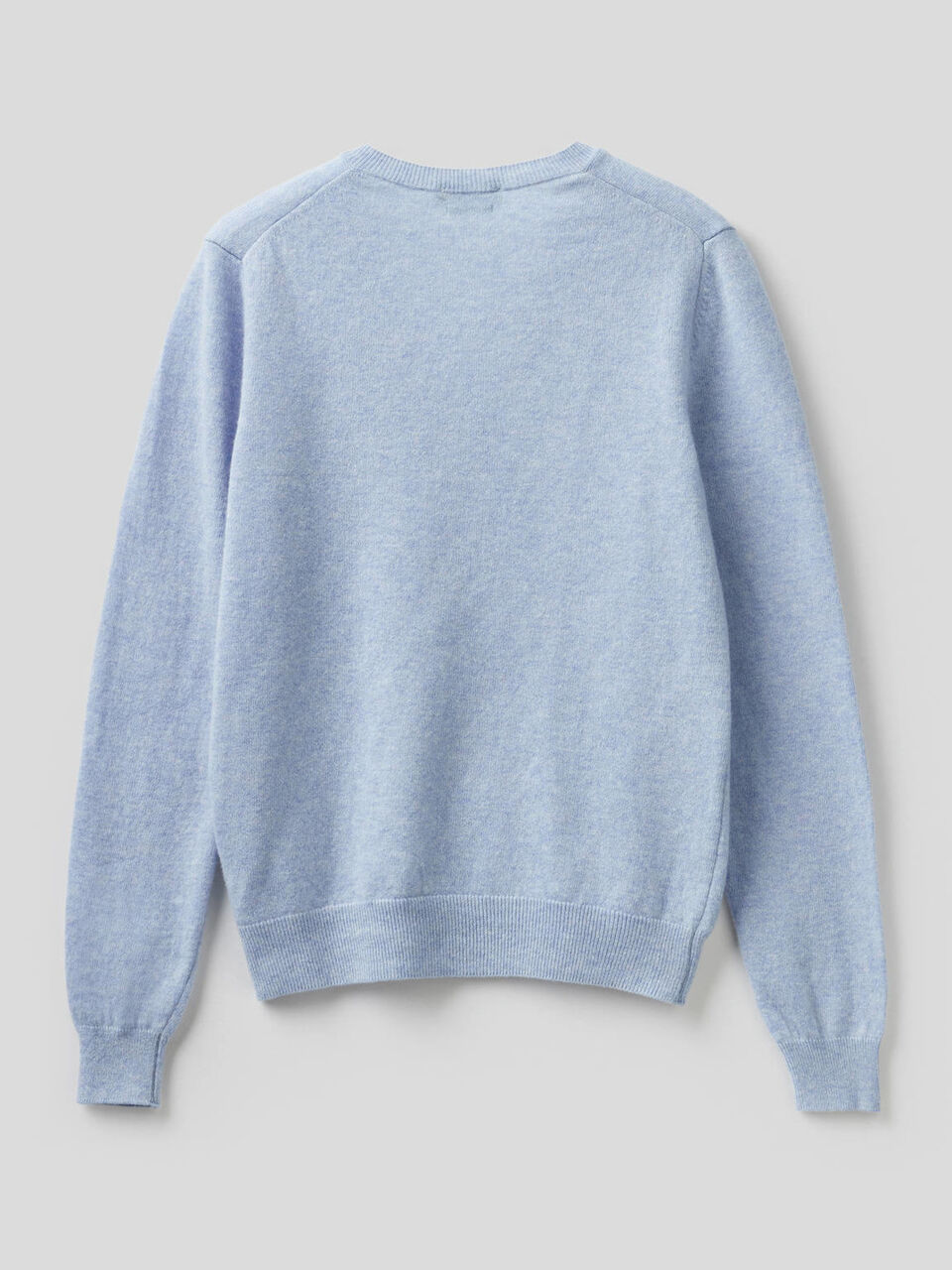 Pull avec col en V en pure laine vierge image number 2