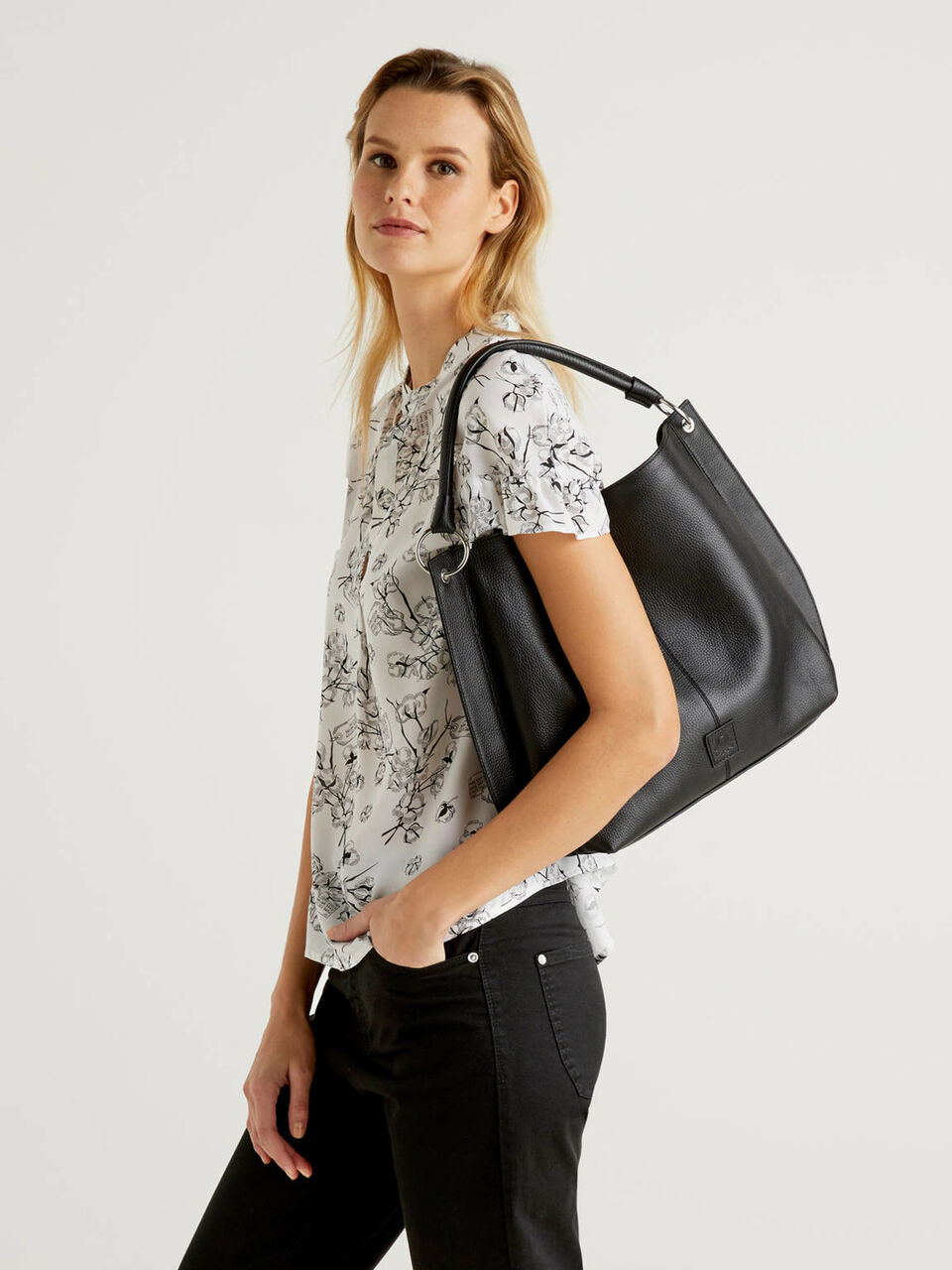 Sac hobo en cuir véritable image number 2