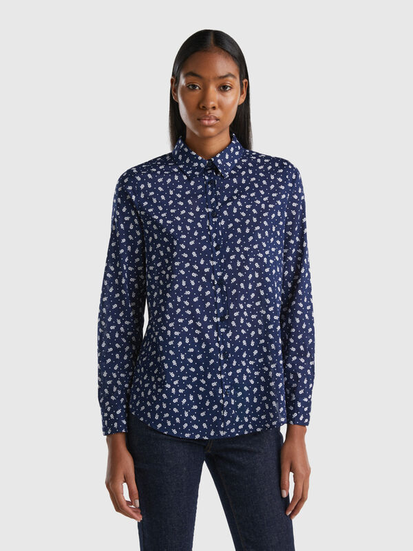 Chemise bleu foncé à fleurs