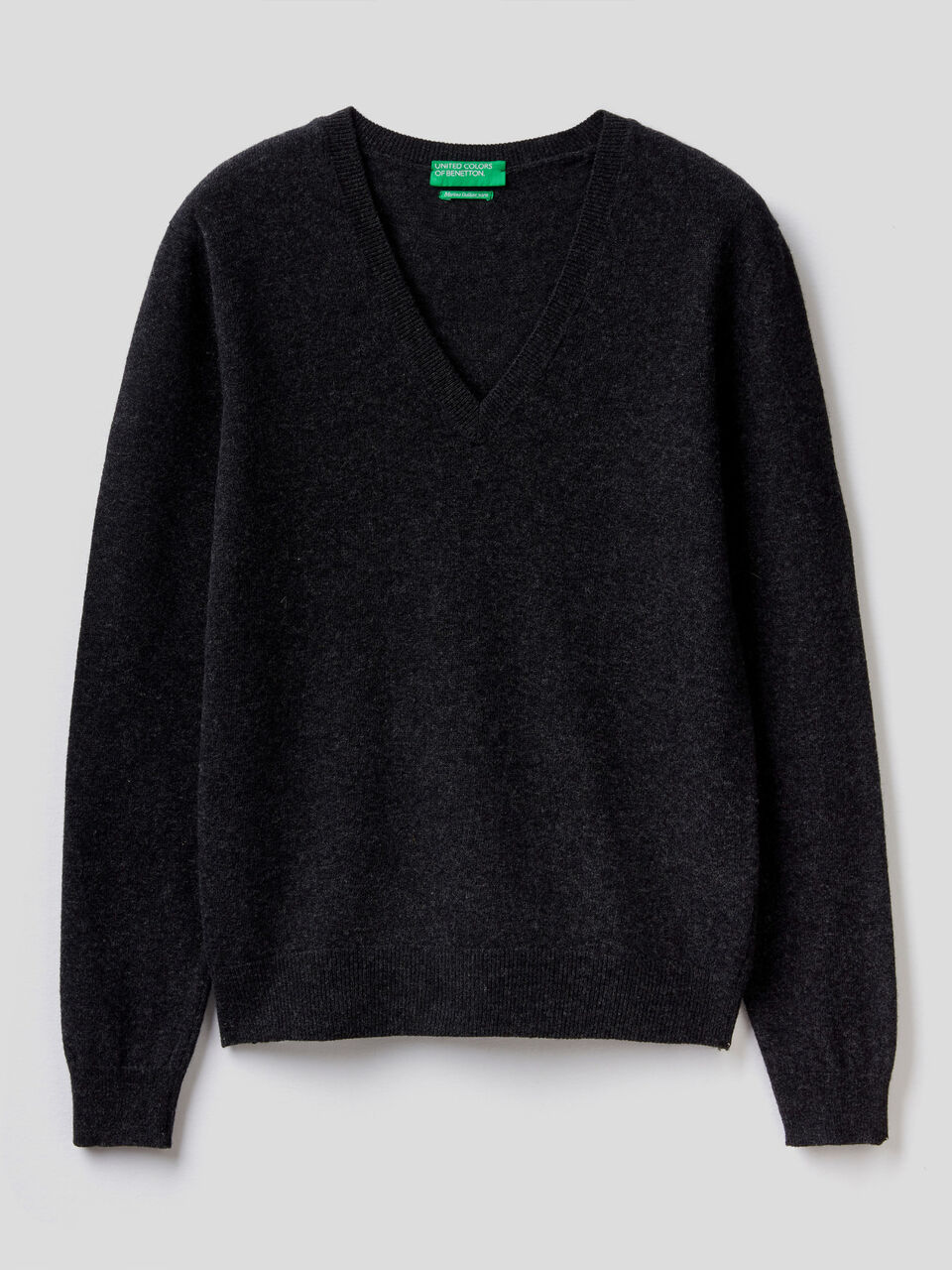 Pull avec col en V en pure laine vierge image number 1