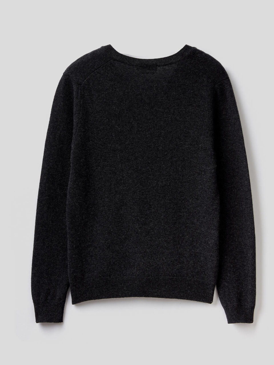 Pull avec col en V en pure laine vierge image number 2