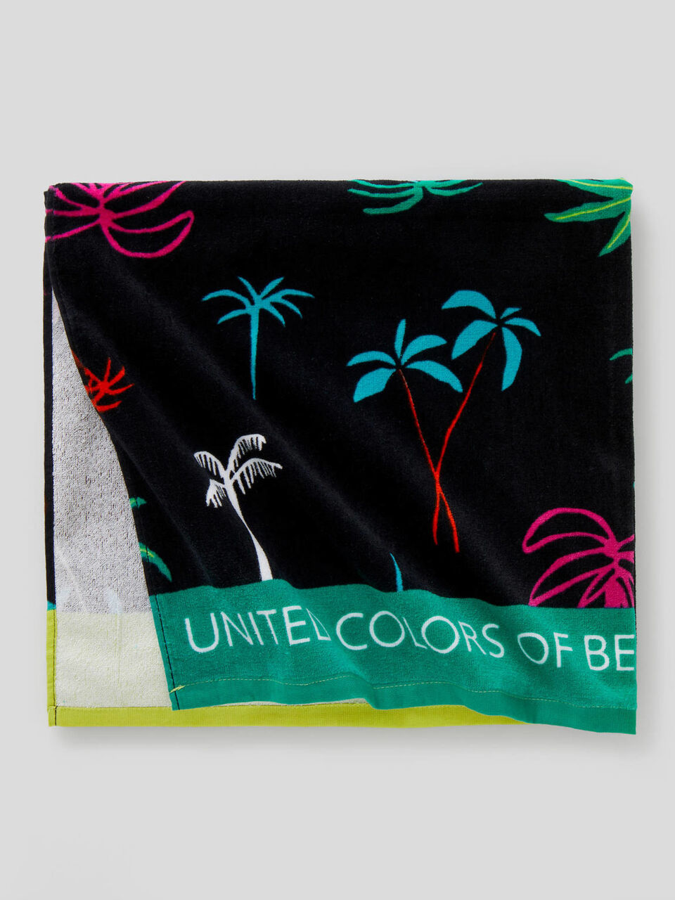 Drap de plage imprimé palmiers en 100% coton image number 1