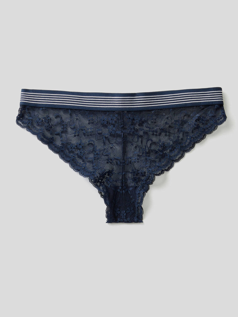 Slip brésilien en dentelle image number 1