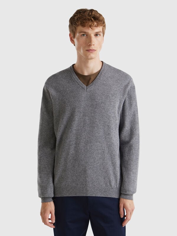 Pull gris foncé à col en V en pure laine mérinos Homme