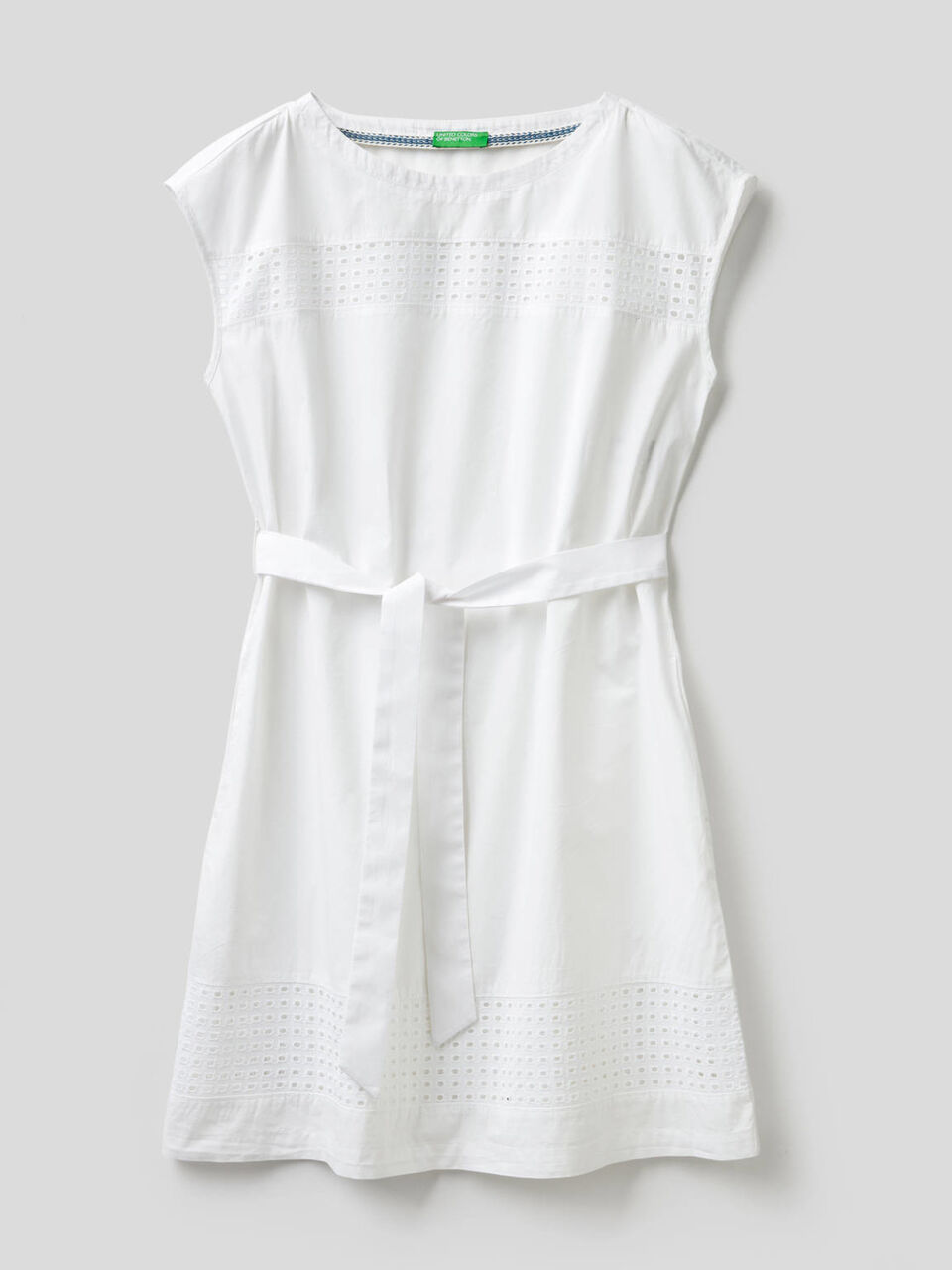 Petite robe en coton avec empiècements brodés image number 1