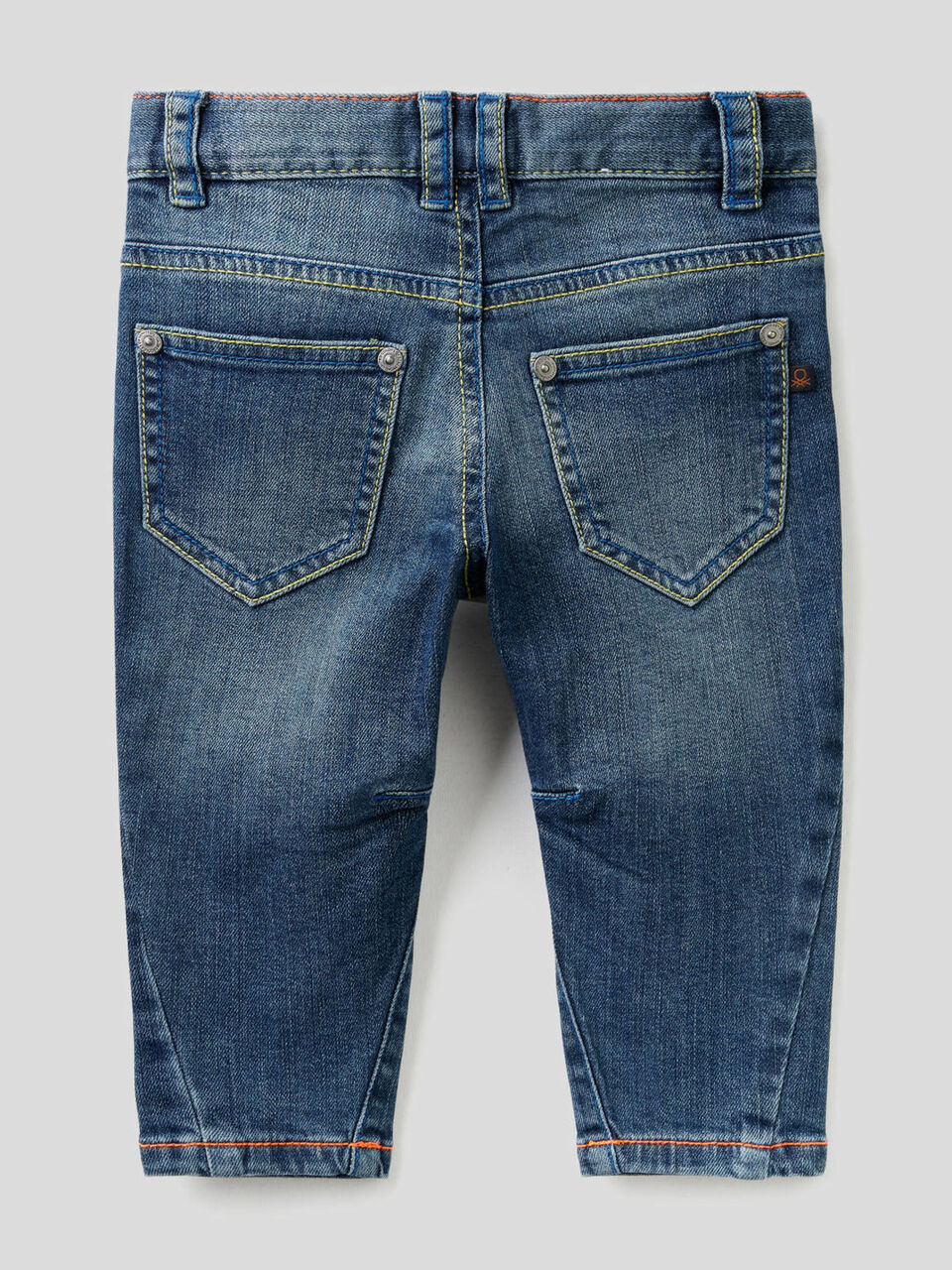 Jeans coupe carrot avec coutures fluo image number 2