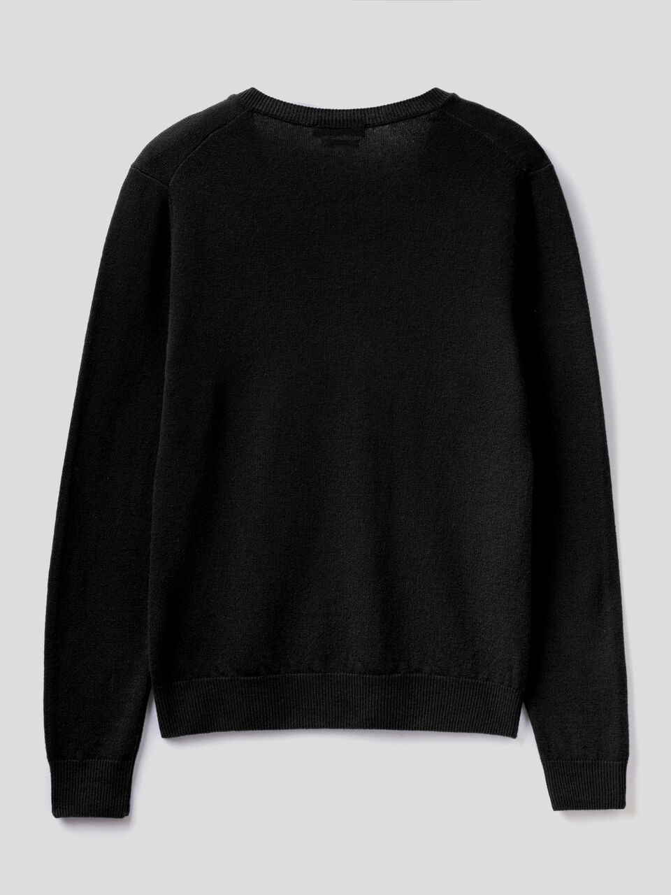 Pull avec col en V en pure laine vierge image number 2