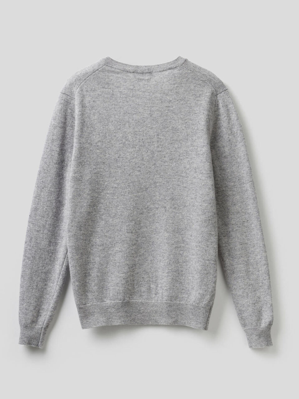 Pull avec col en V en pure laine vierge image number 2