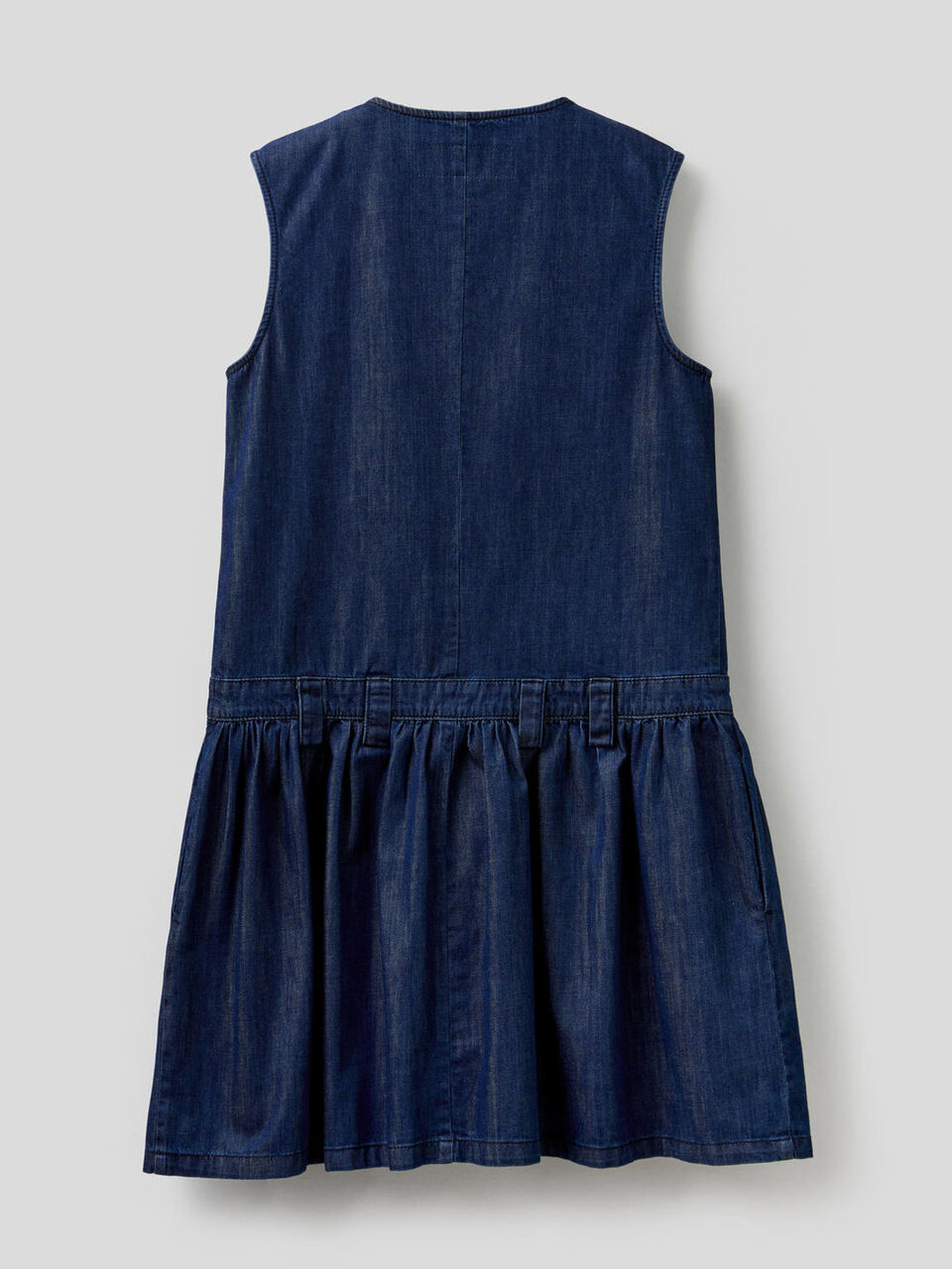 Petite robe sans manches en jeans léger image number 2
