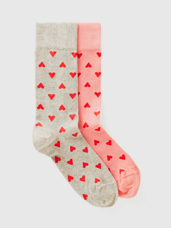 Deux paires de chaussettes à motif cœurs