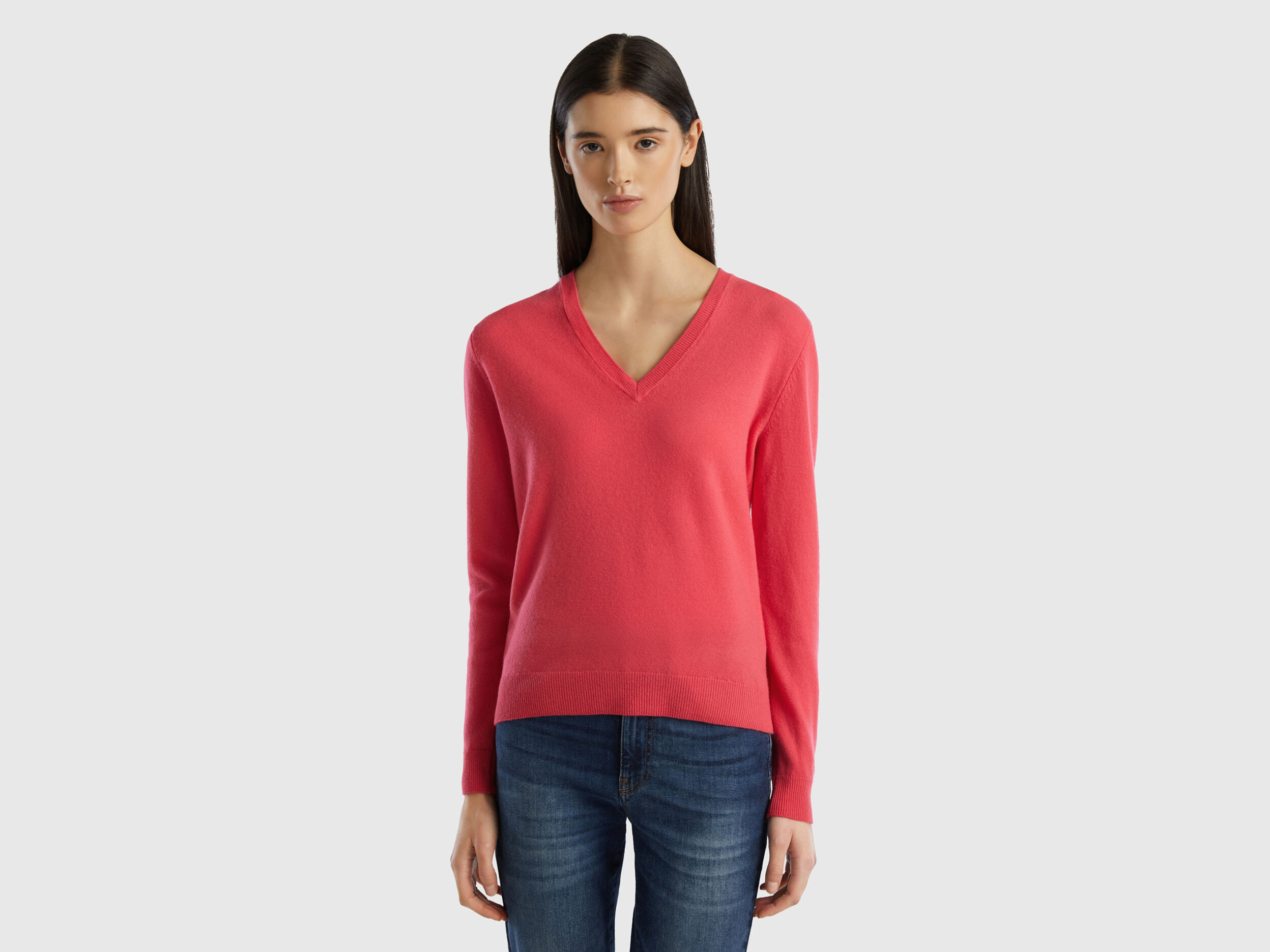Pull fuchsia col en V en pure laine m rinos Fuchsia Benetton