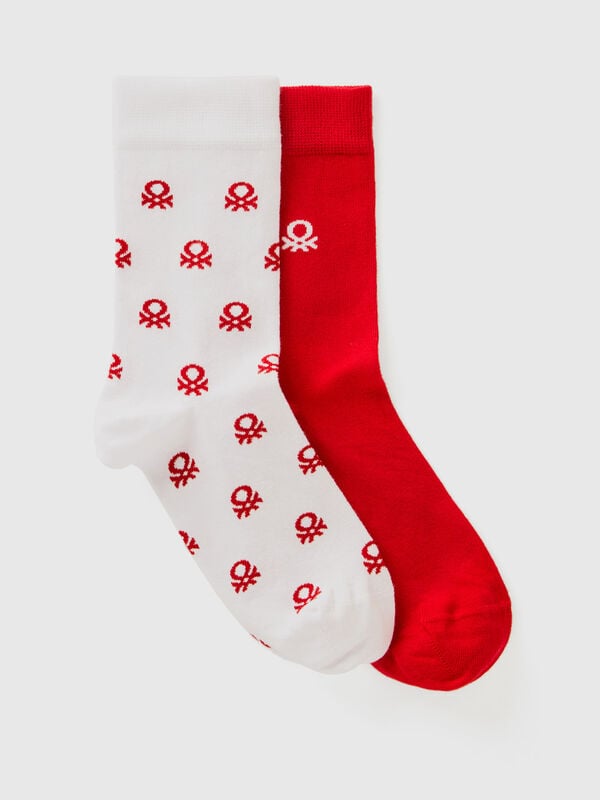 Deux paires de chaussettes hautes à logos