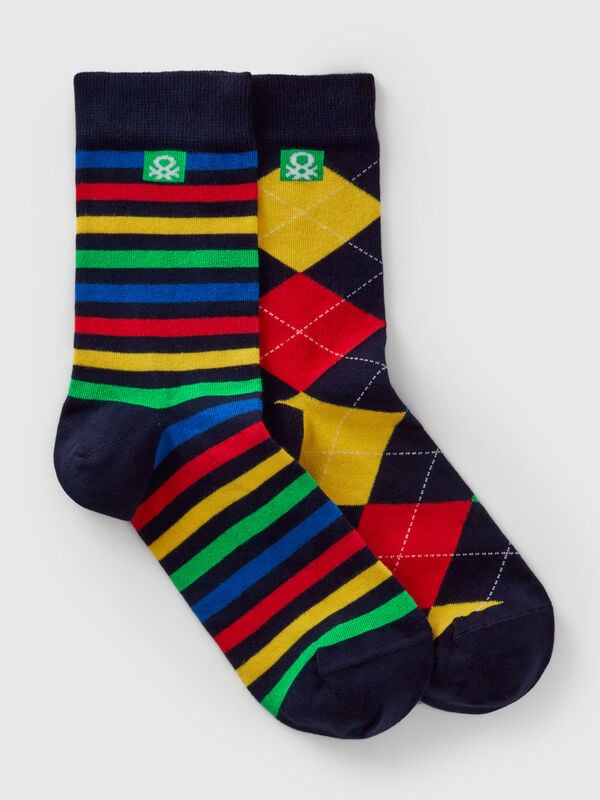 Deux paires de chaussettes hautes à motifs