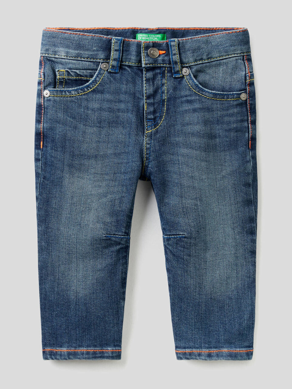 Jeans coupe carrot avec coutures fluo image number 1