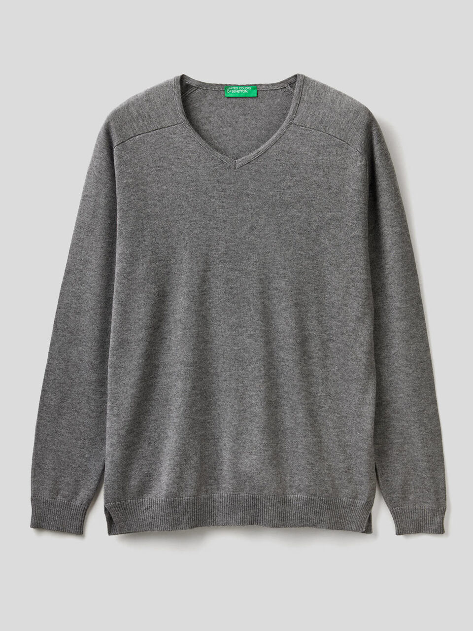 Pull uni avec col en V image number 1