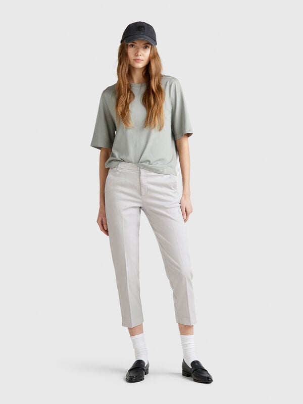 Chino raccourci en coton stretch Femme