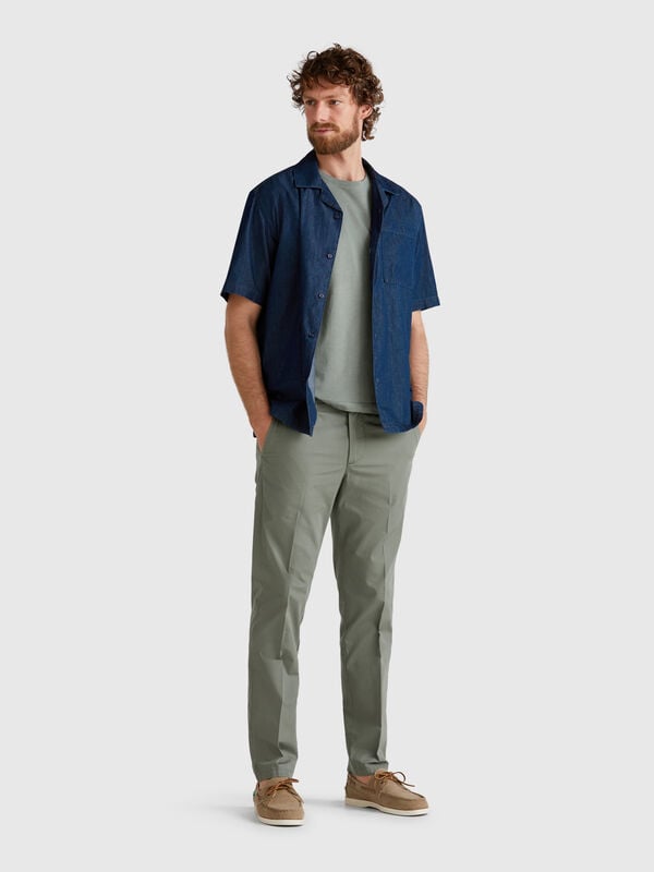 Chino coupe slim en coton léger Homme