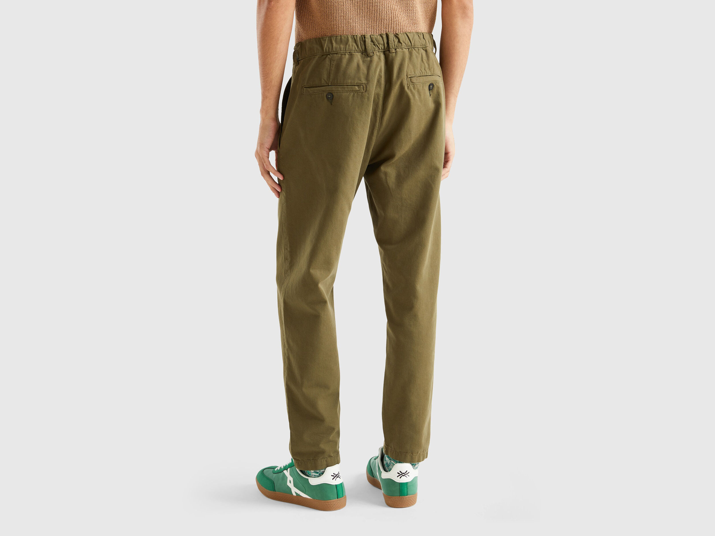 Chino coupe carrot en coton l ger Kaki Benetton