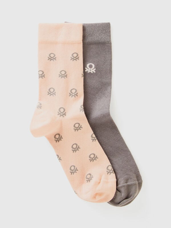 Deux paires de chaussettes hautes à logos