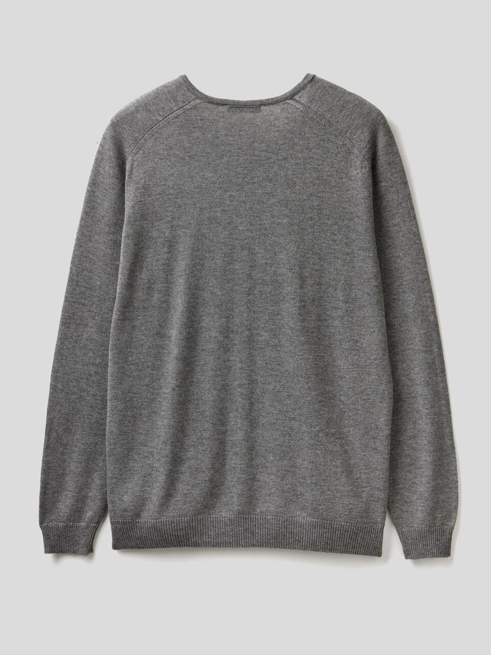 Pull uni avec col en V image number 2
