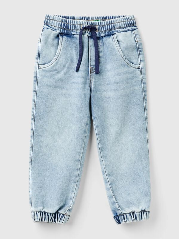 Le jogger en jean Garçon