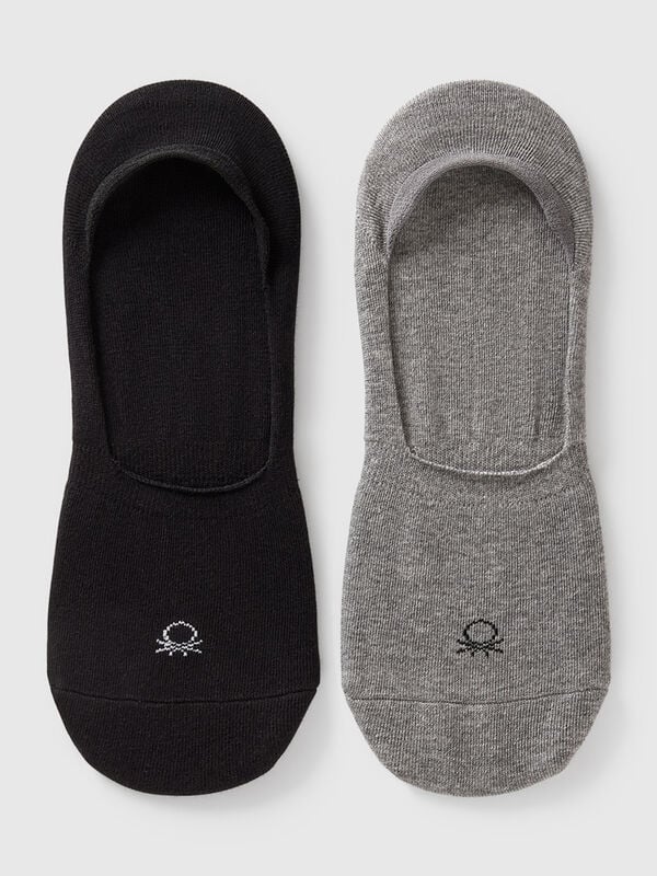 Deux paires de chaussettes de couleur unie