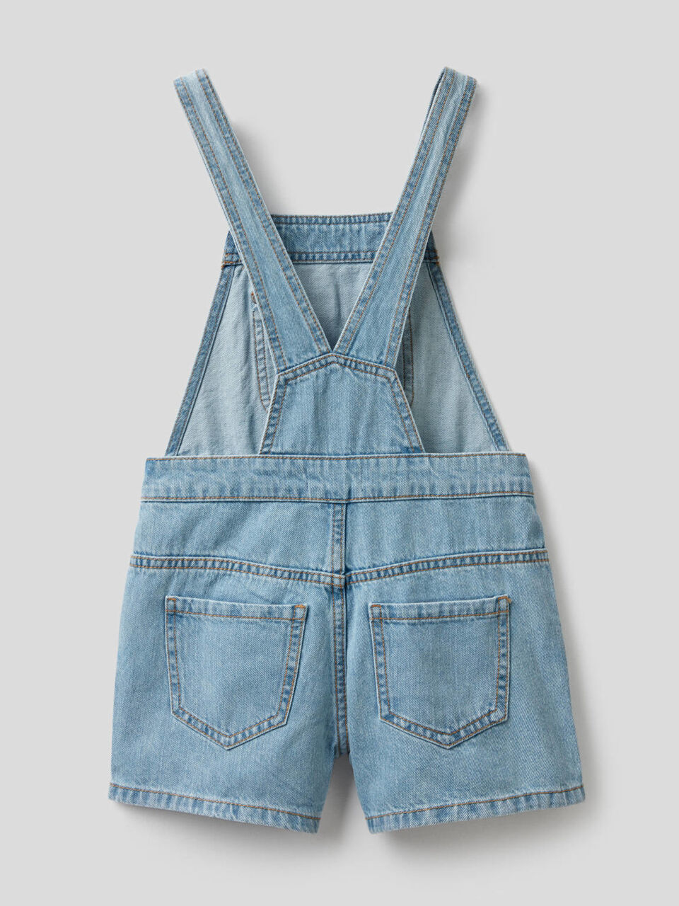 Salopette courte en denim de 100% coton image number 2