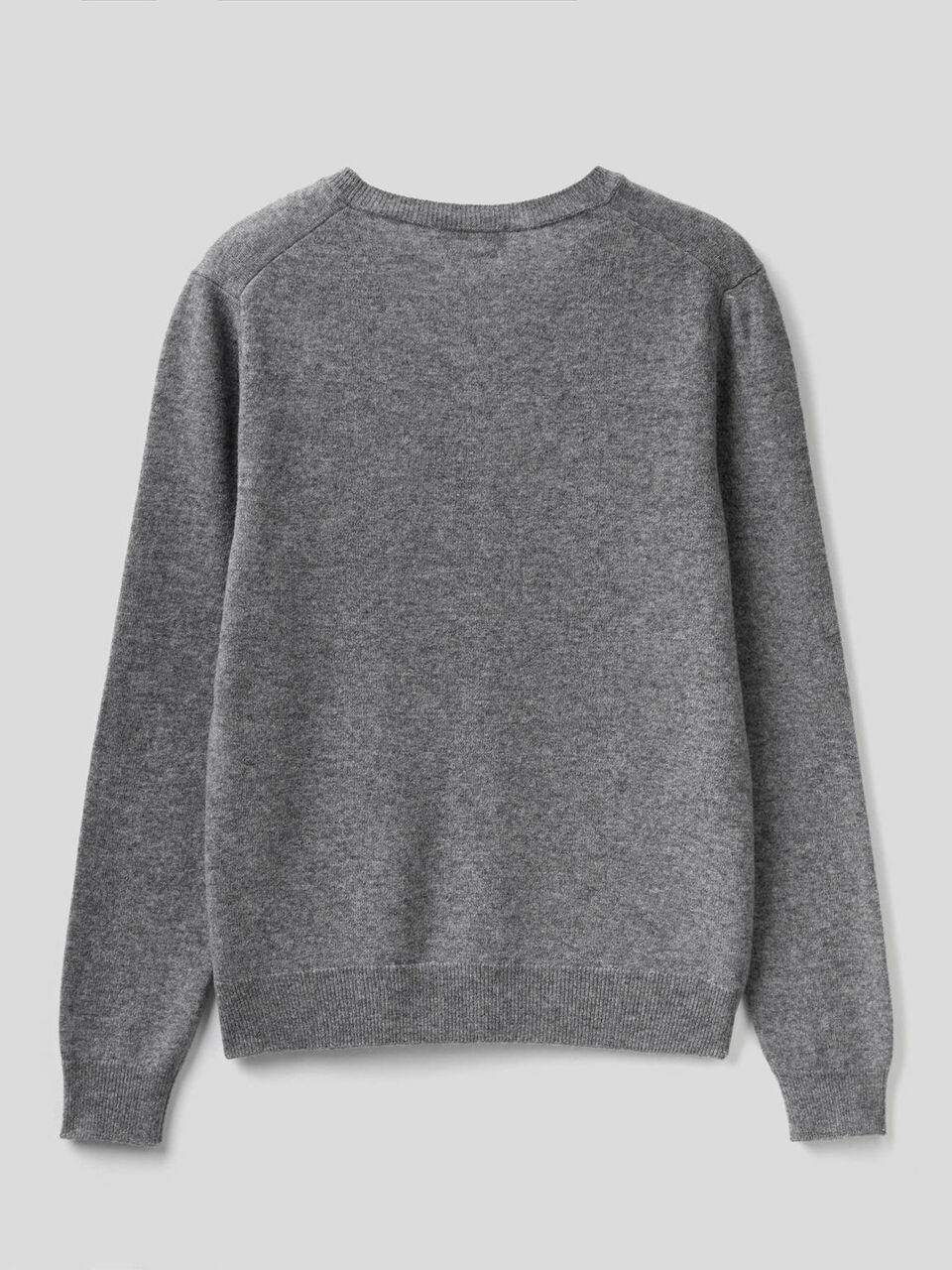 Pull avec col en V en pure laine vierge image number 2