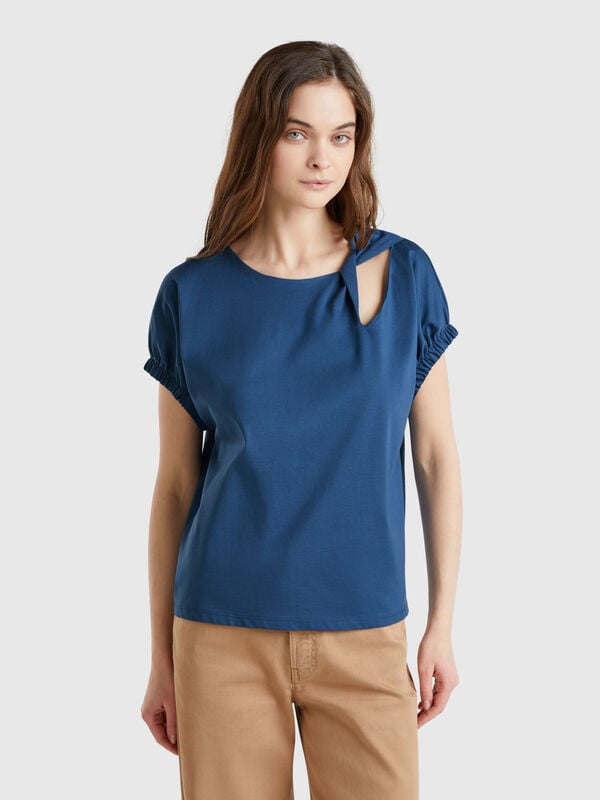 T-shirt avec noeud et découpe Femme