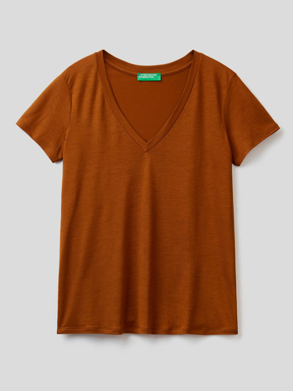 T-shirt avec col en V image number 1