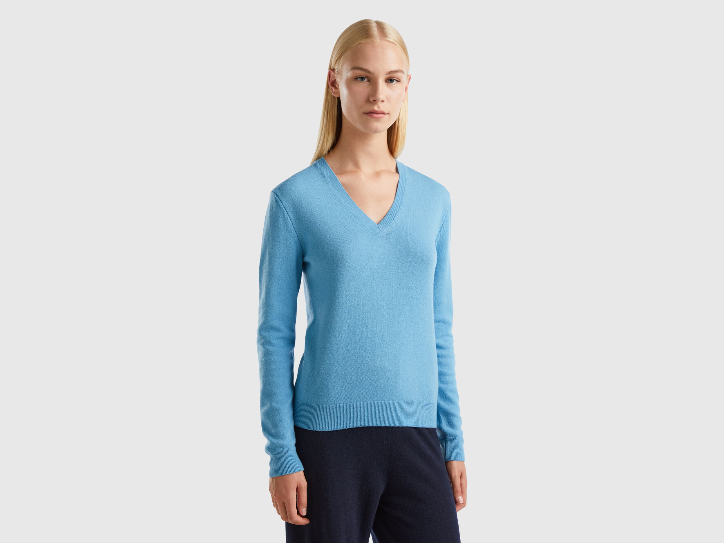 Pull bleu ciel col en V en pure laine m rinos