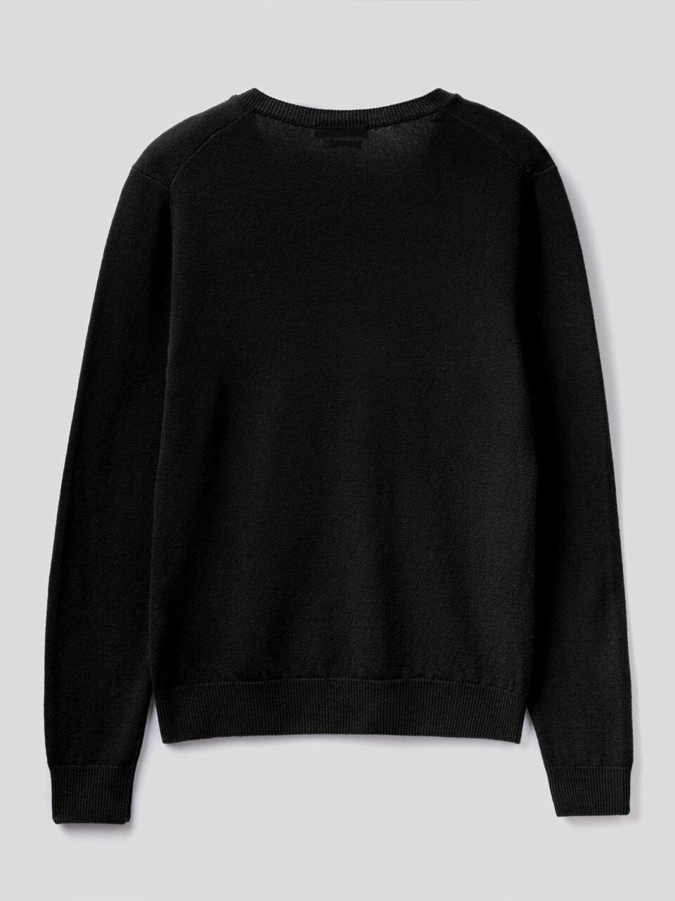 Pull avec col en V en pure laine vierge image number 2