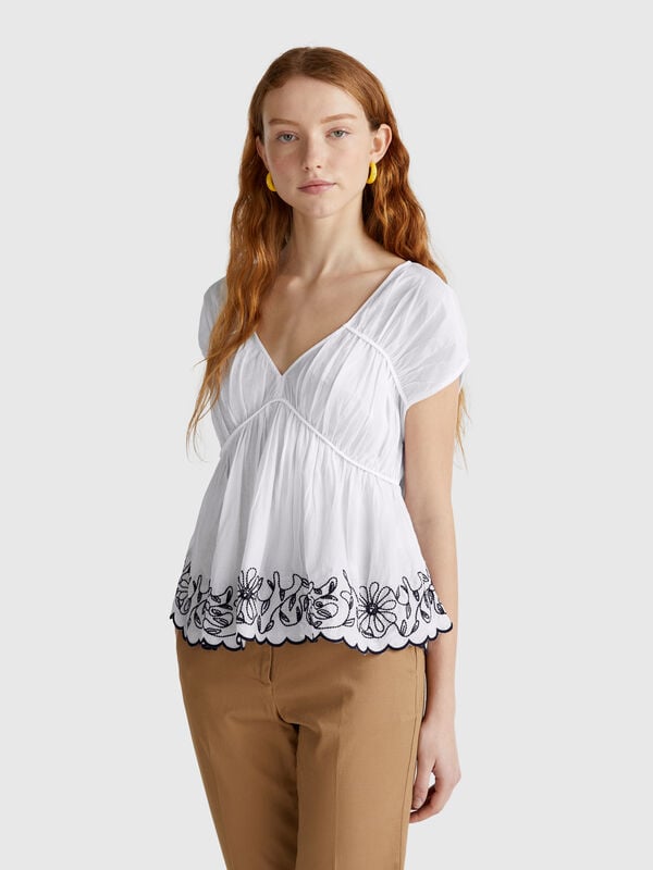 Blouse à manches courtes avec broderie florale Femme