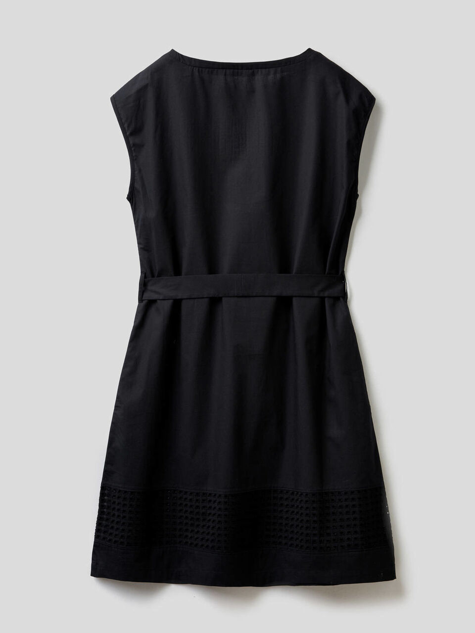 Petite robe en coton avec empiècements brodés image number 2