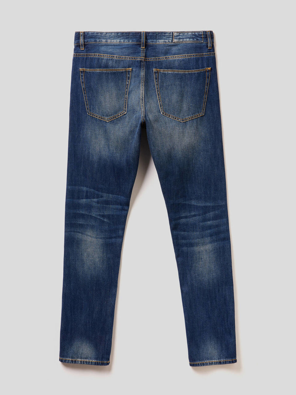 Jeans cinq poches avec aspect usé image number 2